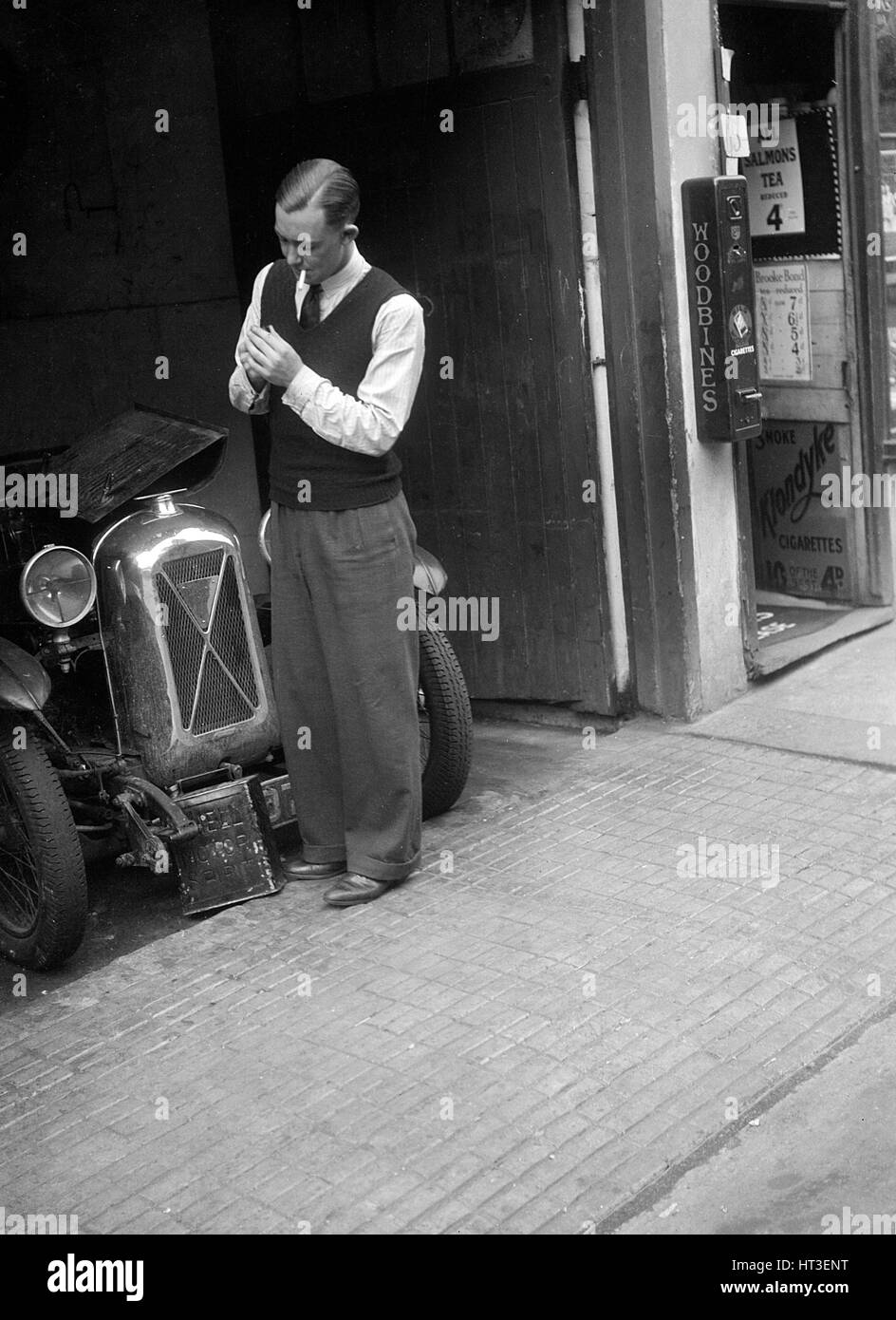 Geoffrey Baker e una Salmson 1090 cc auto. Artista: Bill Brunell. Foto Stock