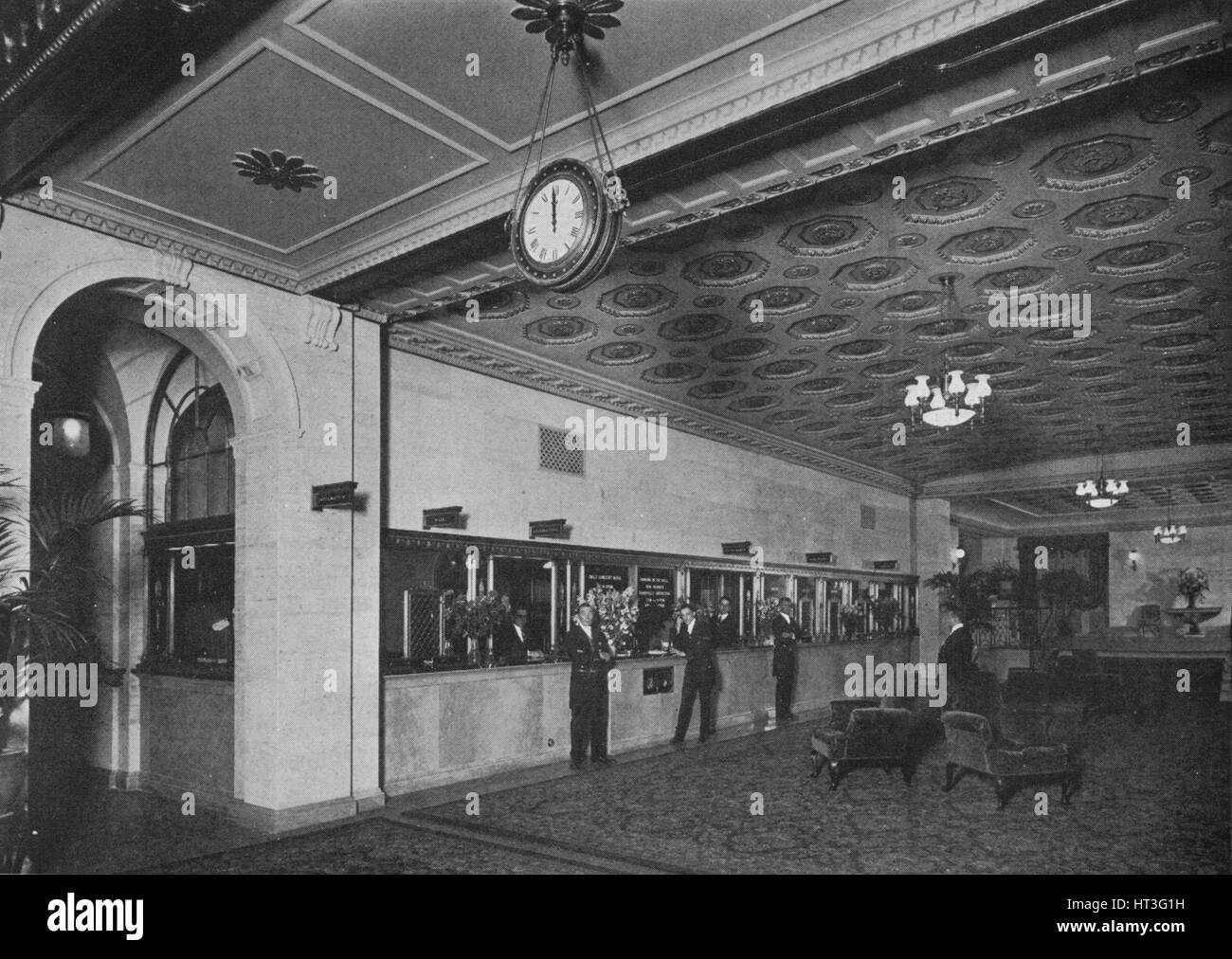 Ufficio principale adiacente alla lobby all'entrata, Roosevelt Hotel New York City, 1924. Artista: sconosciuto. Foto Stock