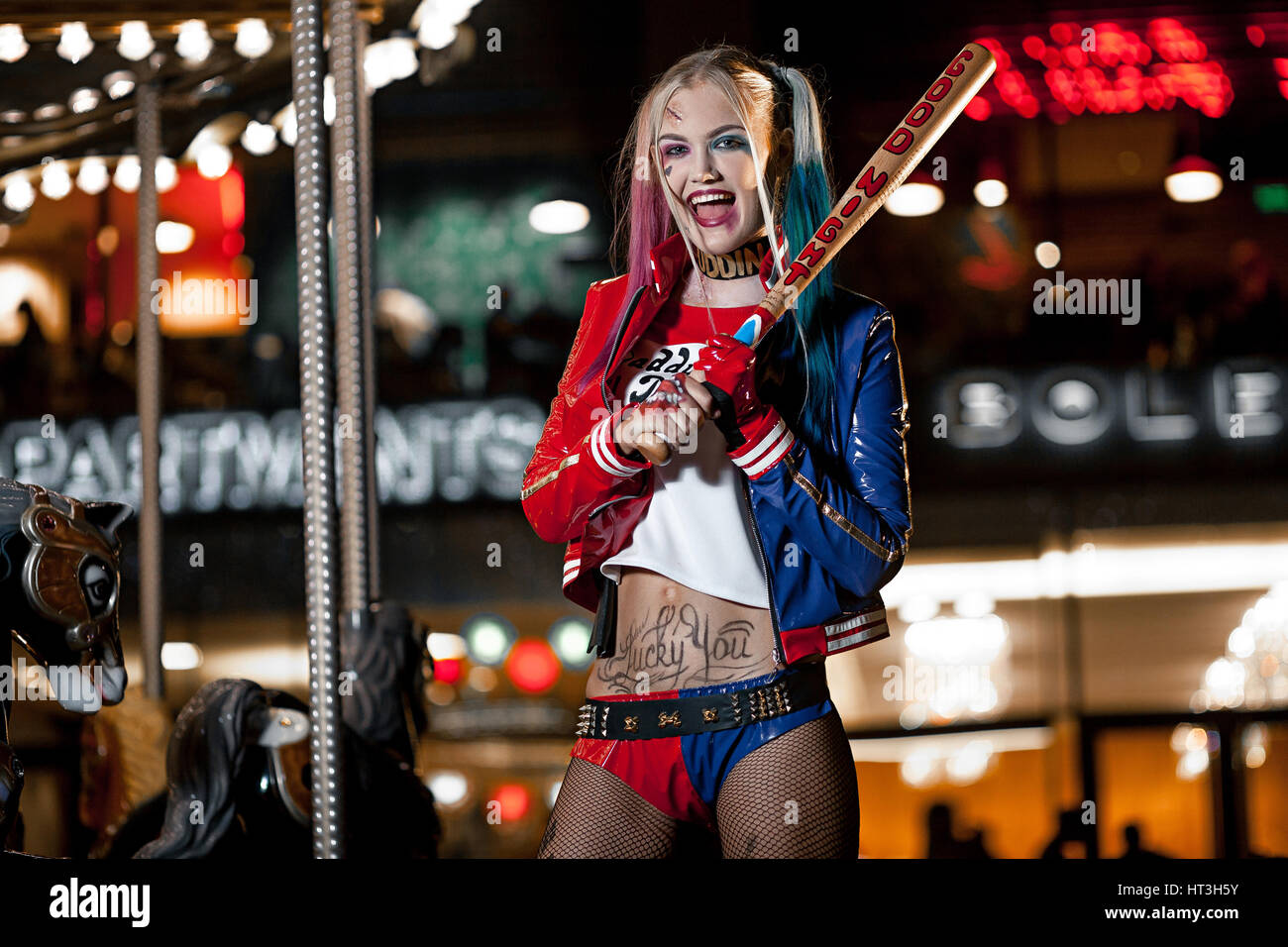Cosplayer ragazza di Harley Quinn trucco e costume Foto stock - Alamy