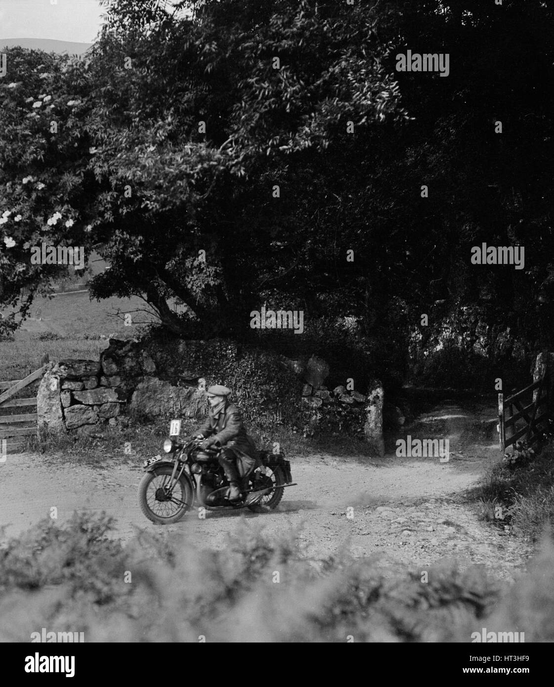 Motocicletta di WT Taylor, Brighton e Hove Motor Club Trial Brighton-Beer, 1930. Artista: Bill Brunell. Foto Stock