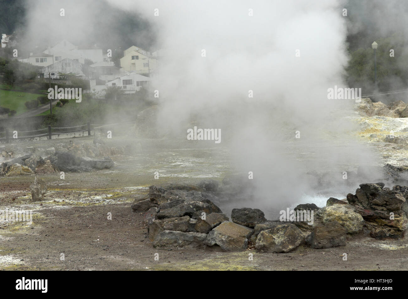 Uno di un certo numero di sorgenti di acque calde termali nel parco pubblico di Furnas, isola Sao Miguel, Azzorre, Portogallo Foto Stock