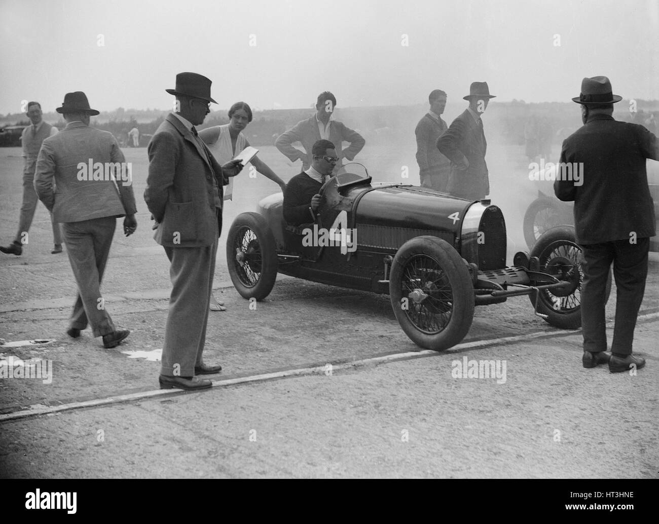 Bugatti a Surbiton Motor Club gara incontro, Brooklands, Surrey, 1928. Artista: Bill Brunell. Foto Stock