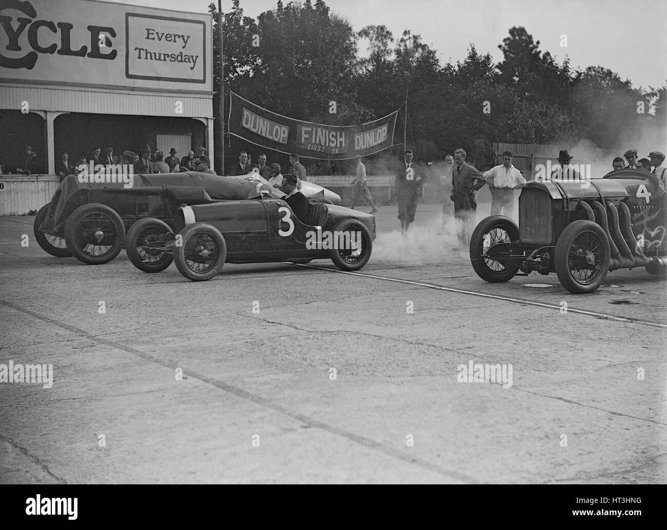 Fiat, Bugatti e Benz competere a Surbiton Motor Club gara incontro, Brooklands, Surrey, 1928. Artista: Bill Brunell. Foto Stock