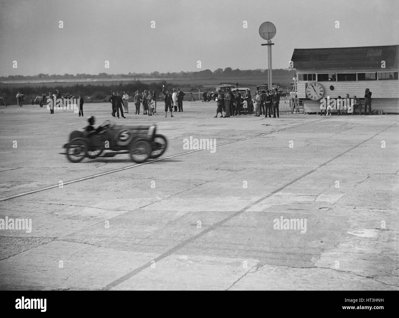 Bugatti di JR Jefferys competere a Surbiton Motor Club gara incontro, Brooklands, Surrey, 1928. Artista: Bill Brunell. Foto Stock