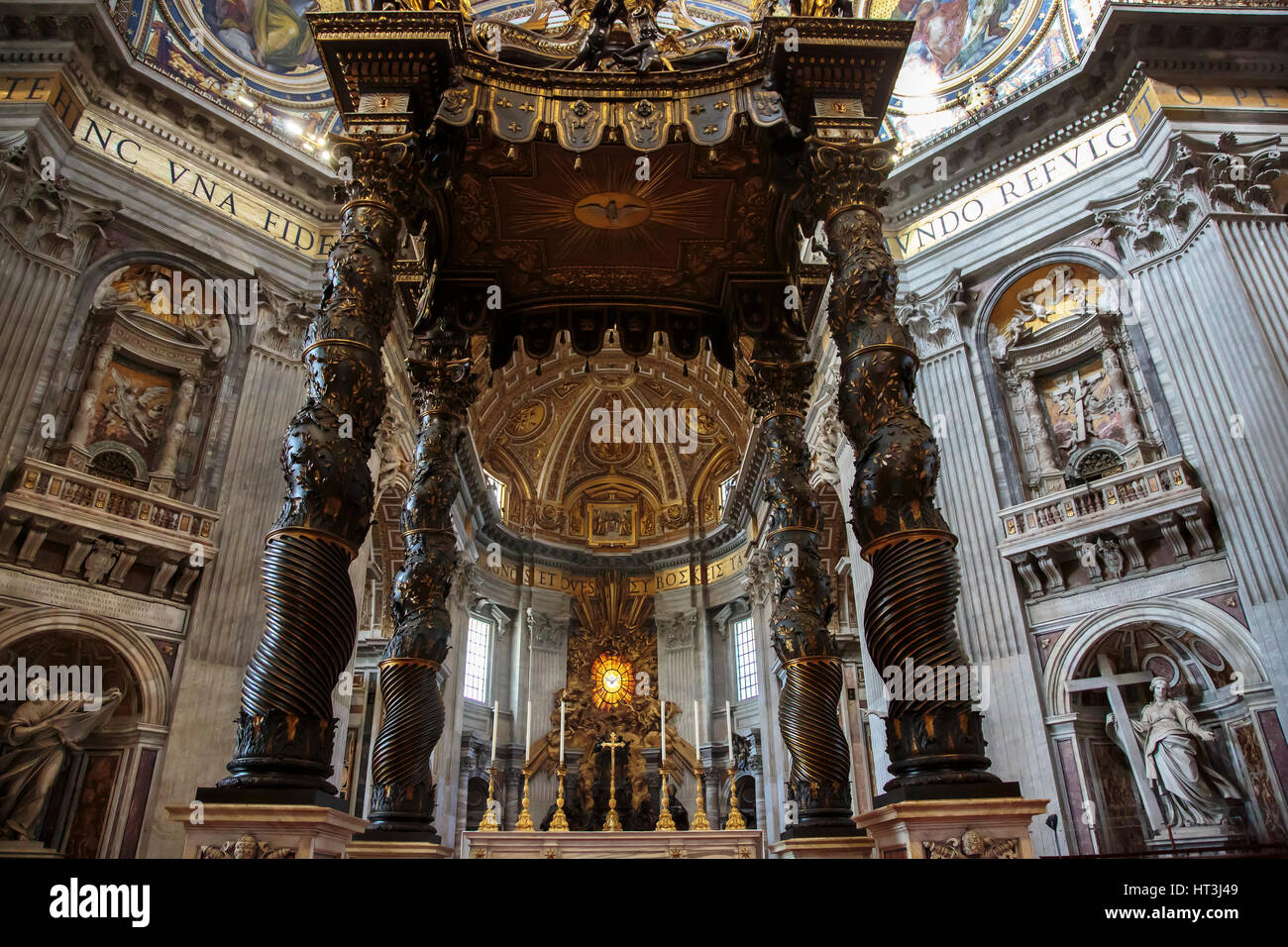 Interno della Basilica di San Pietro e la Città del Vaticano, Roma, Italia Foto Stock