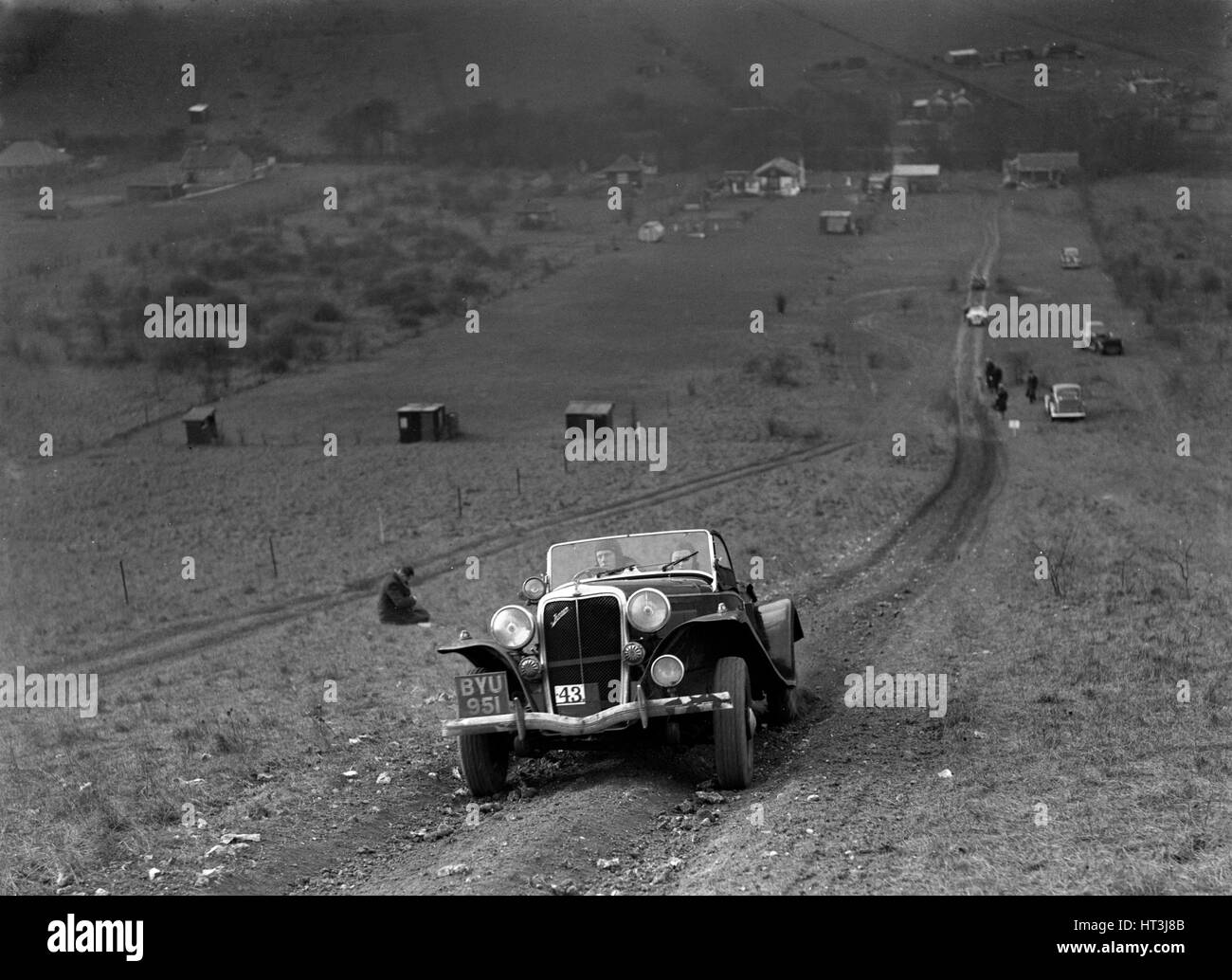 Jensen V8 in competizione nel motore di Londra Club Coventry prova di Coppa, Knatts Hill, Kent, 1938. Artista: Bill Brunell. Foto Stock