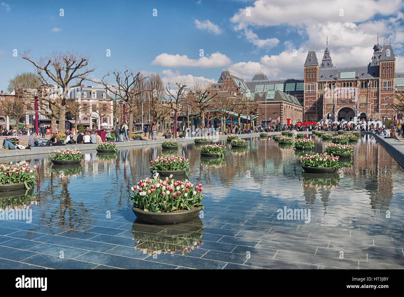 Amsterdam, Paesi Bassi, 10 Aprile 2016: piantatrici riempito con i tulipani in stagno durante il Festival tulipani di Amsterdam con sullo sfondo il Rij Foto Stock