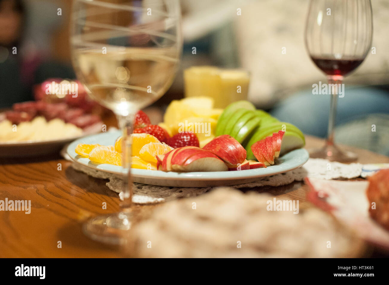 Vino e frutta a parte Foto Stock