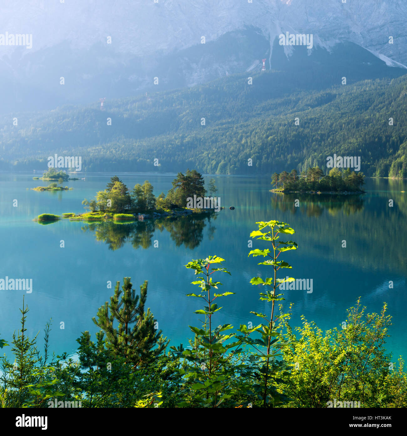 Fantastico tramonto sul lago di montagna Eibsee, situato nel Land della Baviera, Germania. Drammatica scena insolita. Alpi, l'Europa. Foto Stock