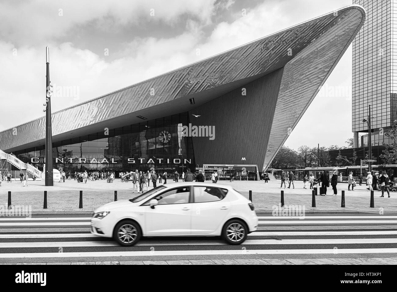 Rotterdam, Paesi Bassi - 26 Maggio 2016: di fronte la stazione centrale di Rotterdam Foto Stock