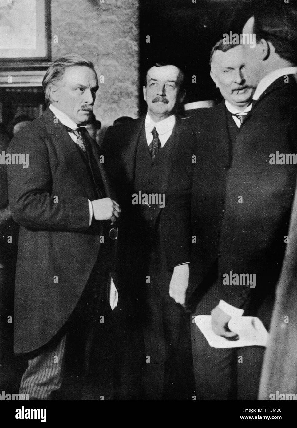 'Mr. Lloyd George, il sig. Runciman, e il sig. Henderson presso il Park Hotel, Cardiff, dopo il loro colloquio Artista: sconosciuto. Foto Stock