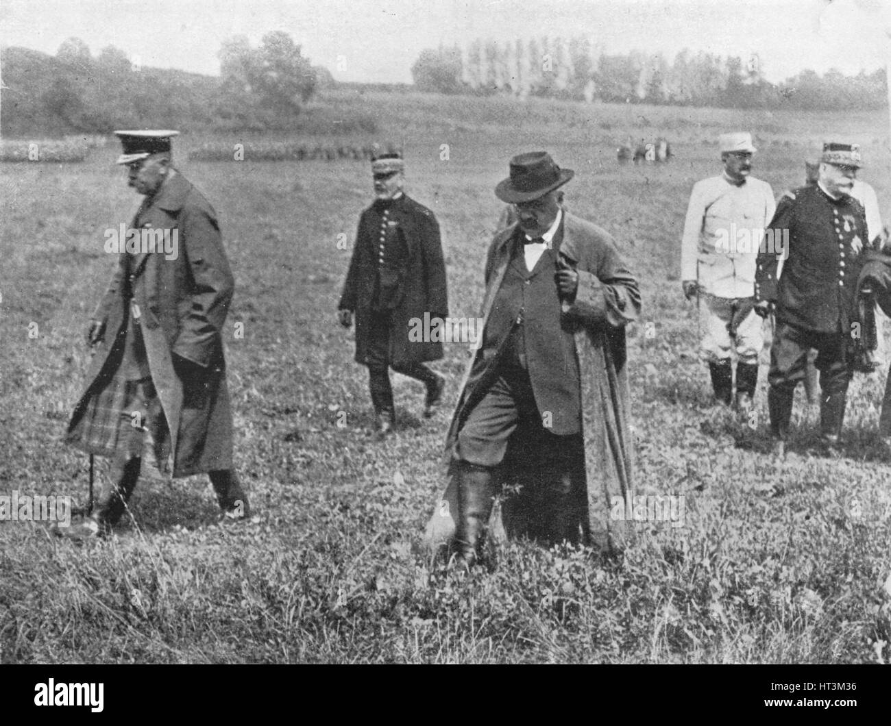 "Lord Kitchener la visita la parte anteriore: Signore Kitcheneer, M. Millerand, e il generale Joffre lasciando dopo Artista: sconosciuto. Foto Stock