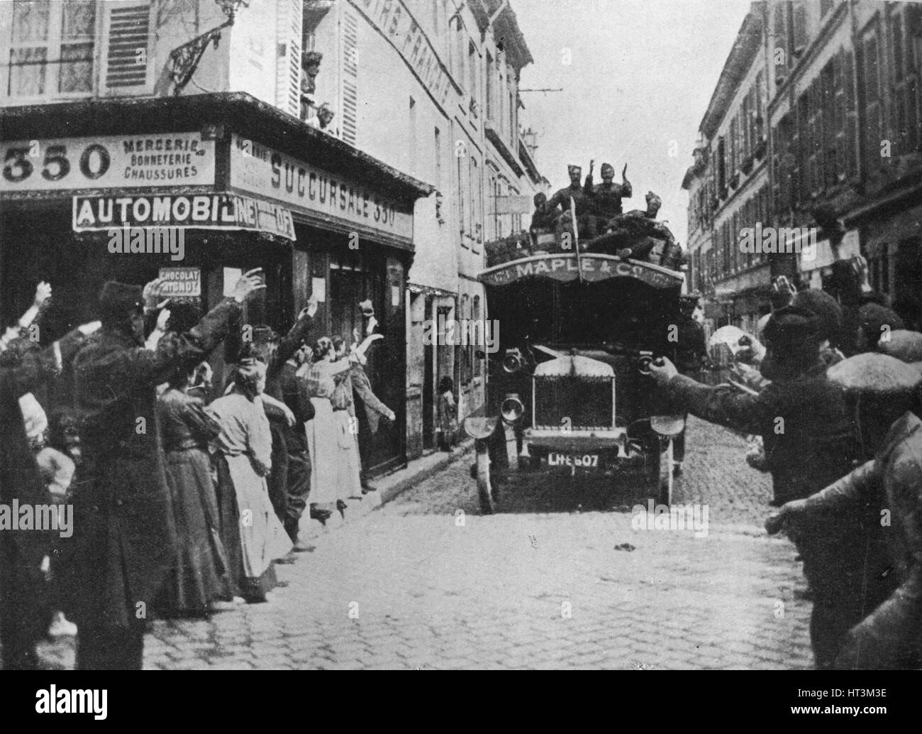 "Le truppe britanniche di ricevere un benvenuto che arrivano dal motore van in una cittadina francese', 1915. Artista: sconosciuto. Foto Stock
