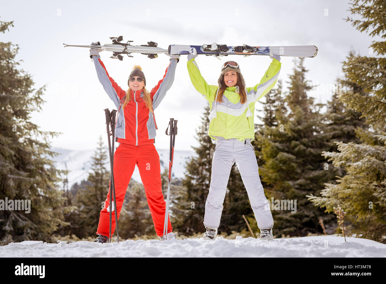 Bella giovane donna amici godendo di vacanze di sci. Essi sono in piedi con gli sci e divertimento. Foto Stock