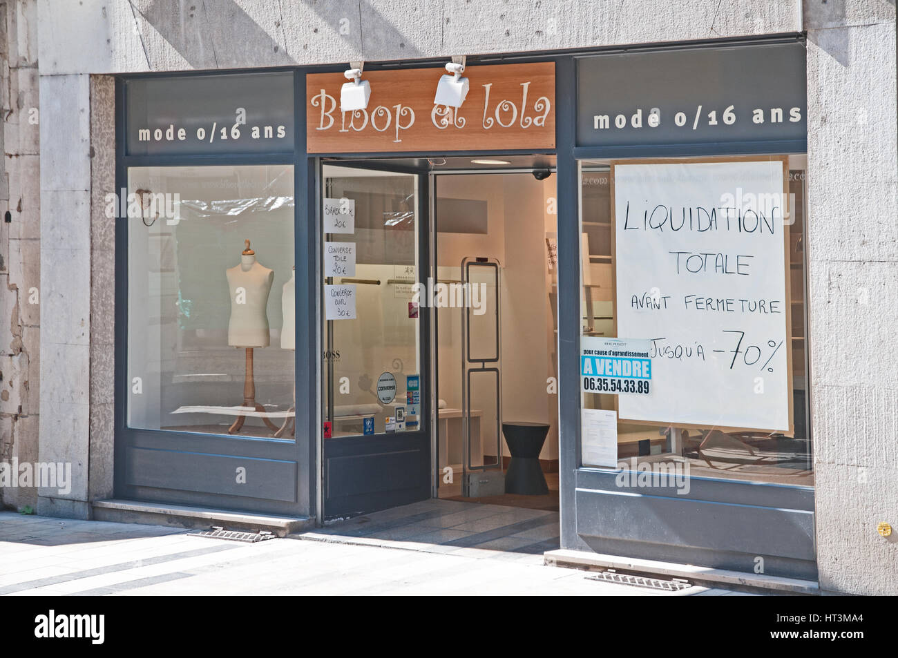 Shop Bloop la Lola chiusa per la liquidazione del Grand Rue Besancon Francia con avvisi di liquidazione di lettura totale e un Avendre Foto Stock