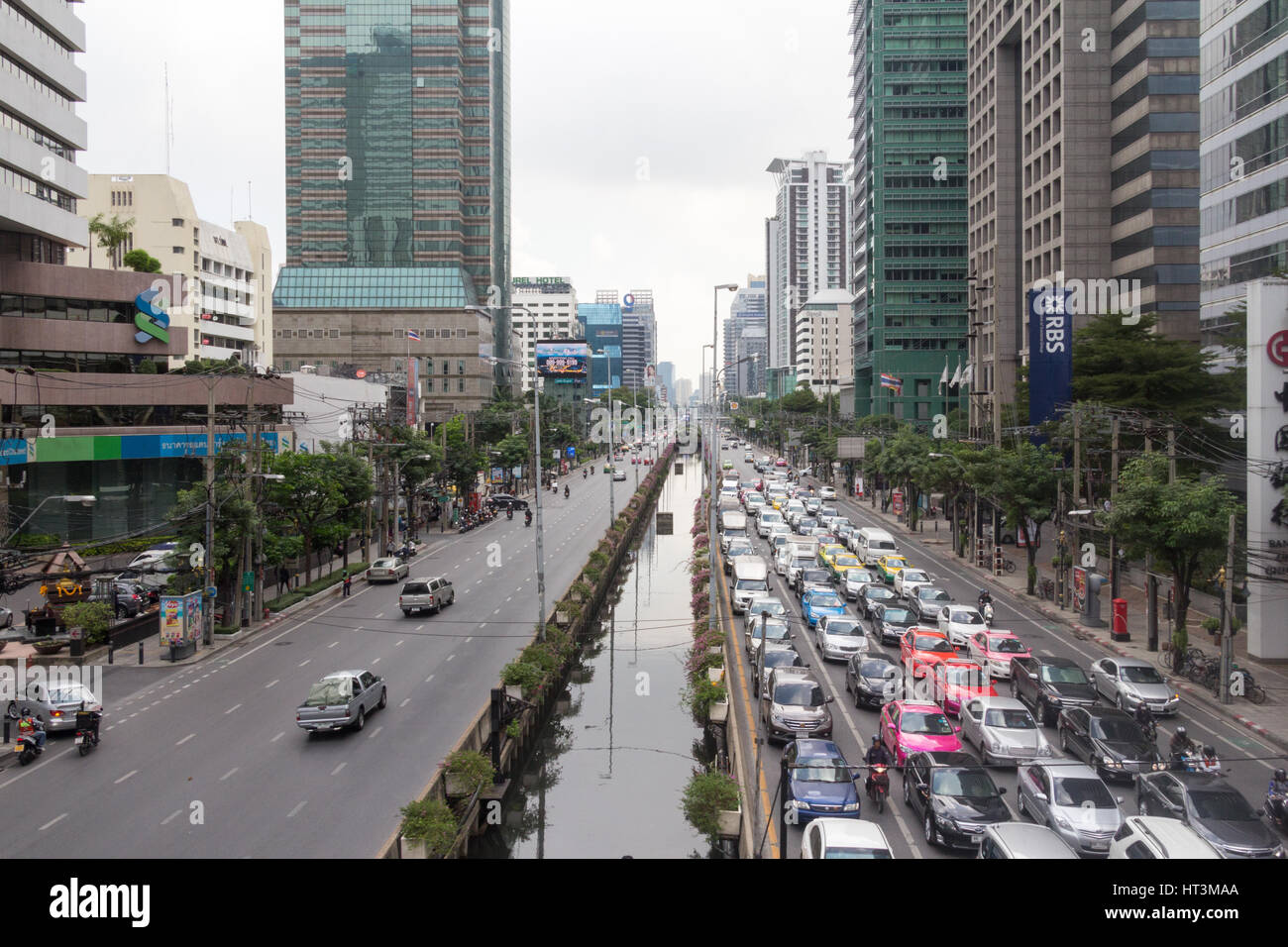 Il traffico pesante su Sathorn road a Bangkok, in Thailandia Foto Stock