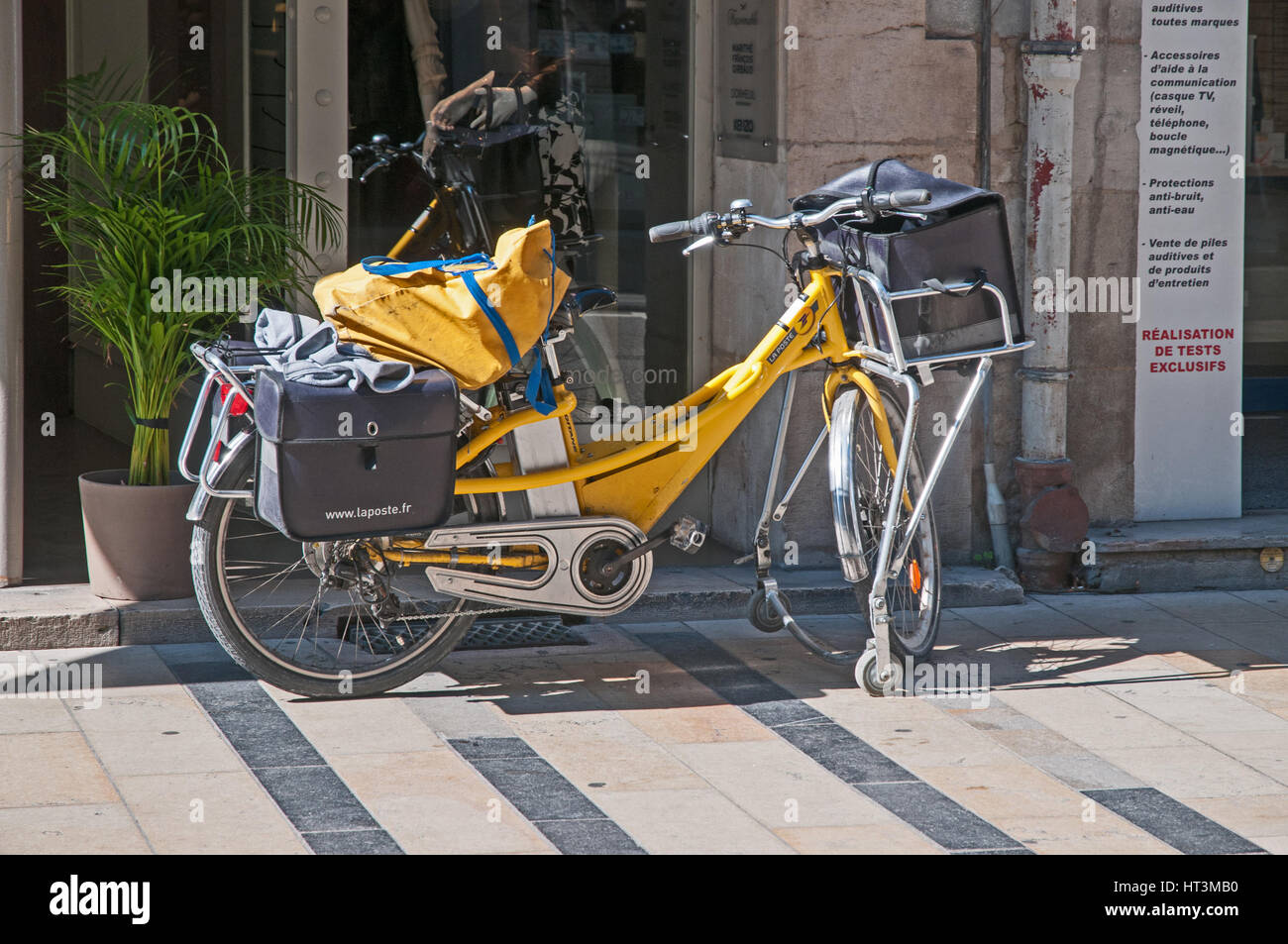 La Poste francese Post Office bicicletta parcheggiata fuori a lato del Le Grand Rue in Besancon Francia Foto Stock