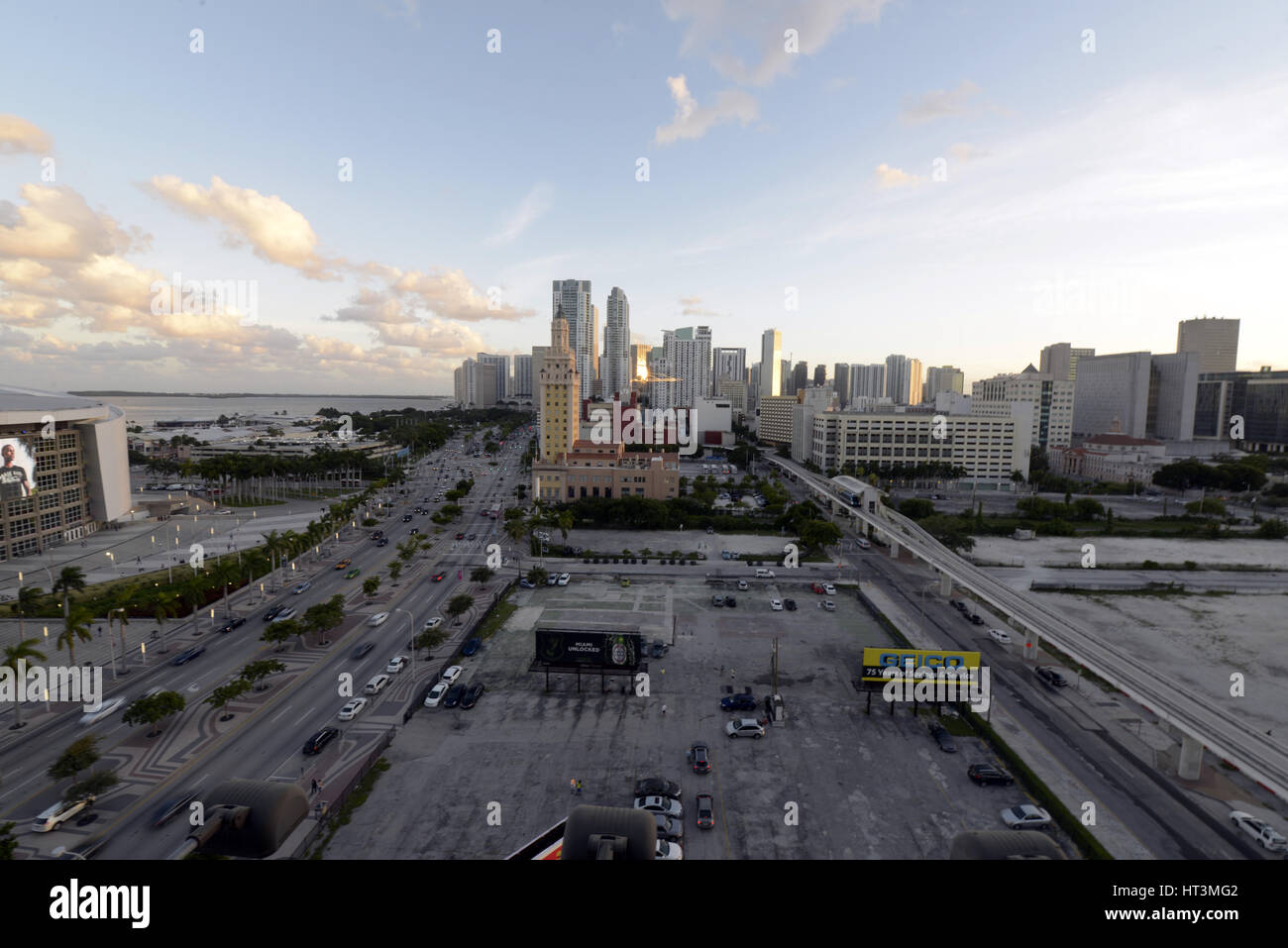 Le luci del tramonto di Biscayne Boulevard, American Airlines Arena e lo skyline di Miami, Florida, Stati Uniti d'America Foto Stock