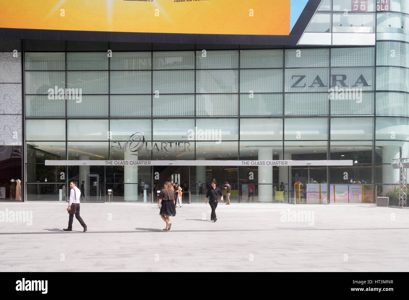 Zara shop e l'ingresso al quartiere di vetro nell'Emporium complesso di centri commerciali per lo shopping a Bangkok, in Thailandia Foto Stock