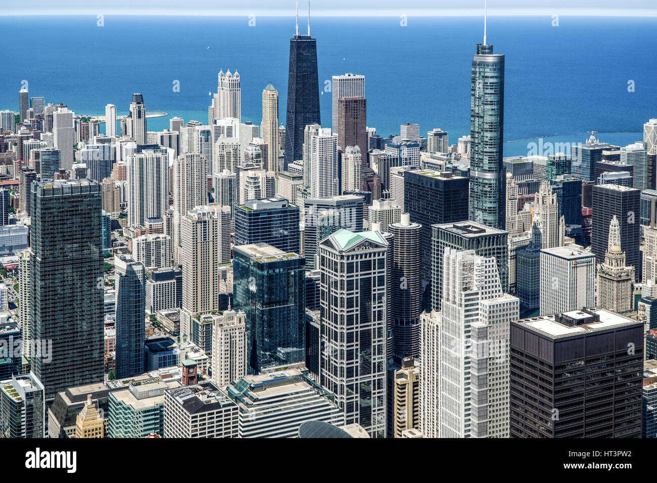 Vista aerea della città di Chicago Lake Front guardando a nord-est dal quartiere degli affari del centro cittadino con vedute del John Hancock e Trump Tower Foto Stock