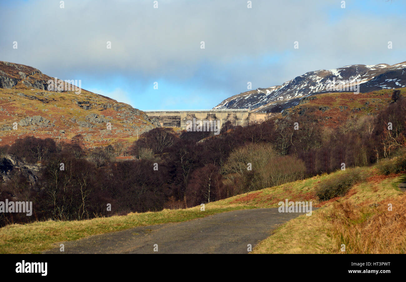 Loch Lednock Dam e la parete di montagna scozzese Corbett Creag Uchdag in Glen Lednock, Highlands scozzesi, Scotland, Regno Unito. Foto Stock