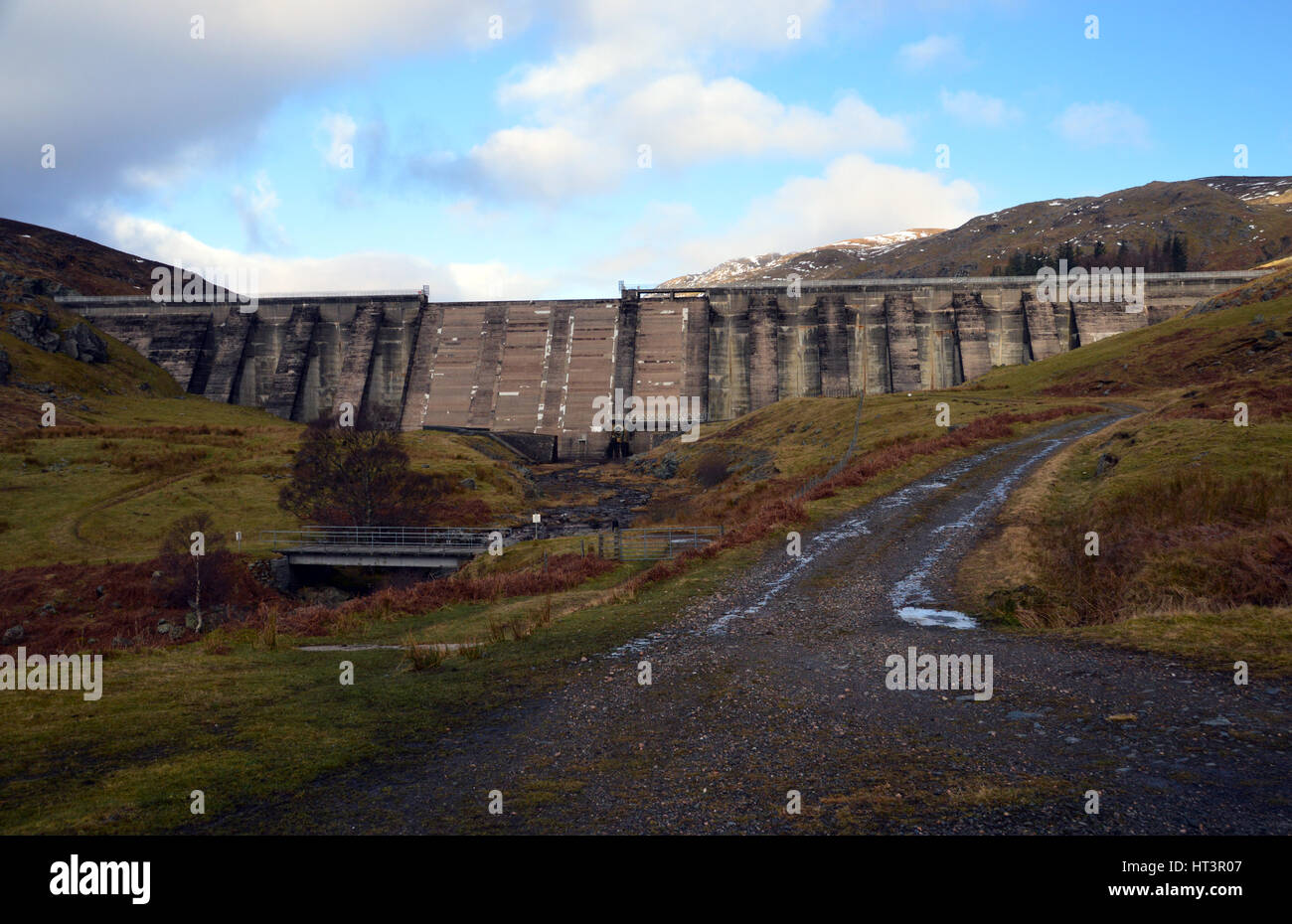 Loch Lednock Dam e la parete di montagna scozzese Corbett Creag Uchdag in Glen Lednock, Highlands scozzesi, Scotland, Regno Unito. Foto Stock