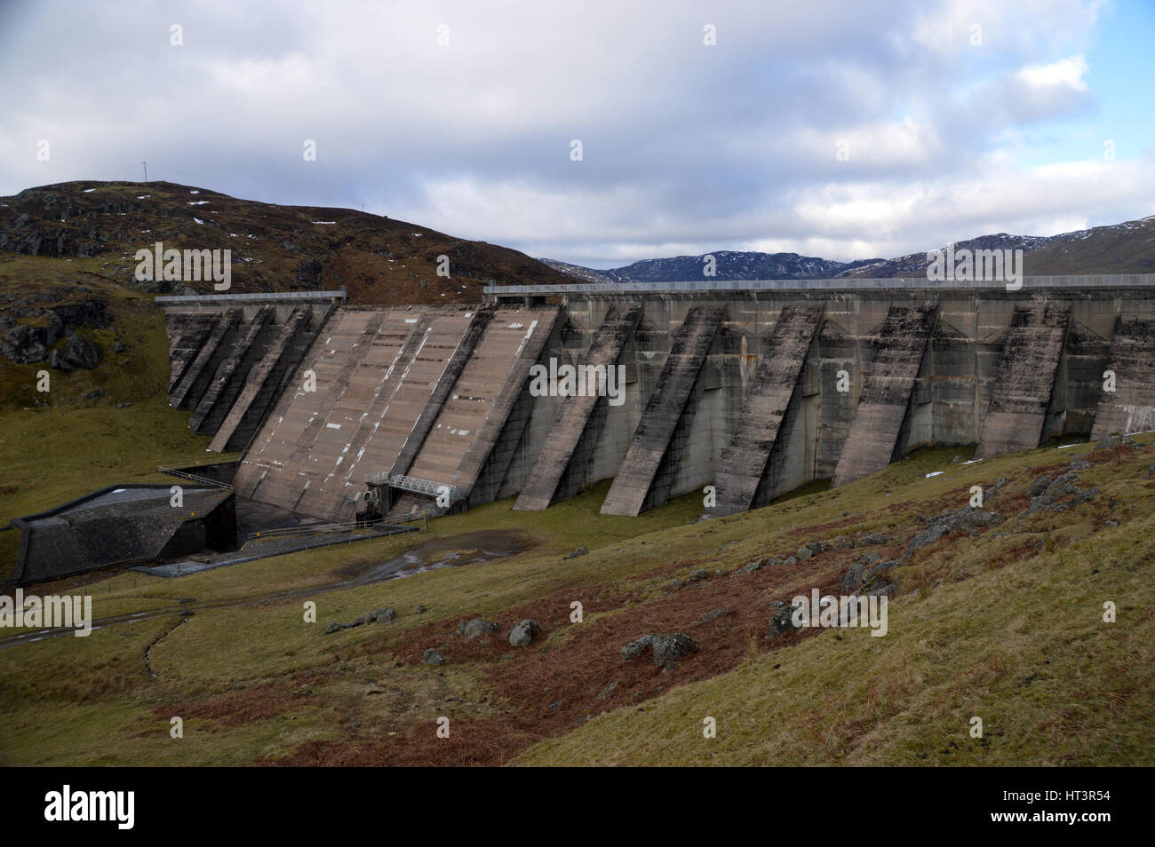 Passando Loch Lednock parete Dam sulla strada per la montagna scozzese Corbett Creag Uchdag in Glen Lednock, Highlands scozzesi, Scotland, Regno Unito. Foto Stock