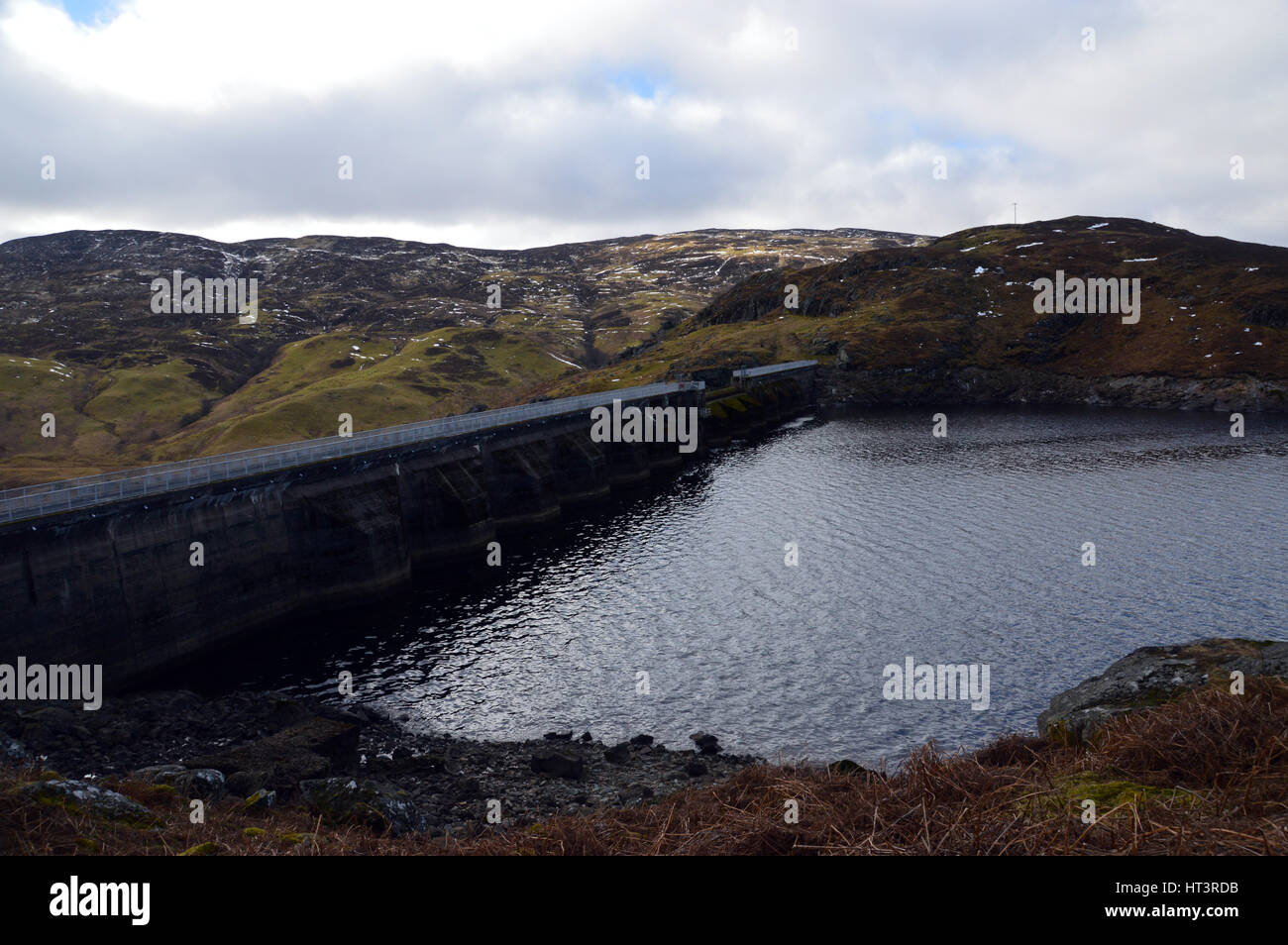 Passando Loch Lednock parete Dam sulla strada per la montagna scozzese Corbett Creag Uchdag in Glen Lednock, Highlands scozzesi, Scotland, Regno Unito. Foto Stock