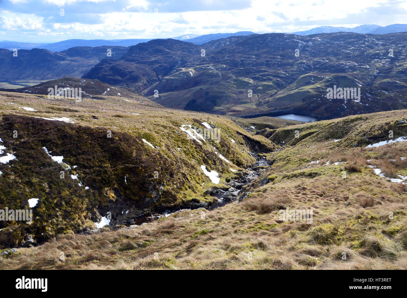 Guardando verso il Loch Lednock dal bruciare Allt Mor sulla strada per la montagna scozzese Corbett Creag Uchdag in Glen Lednock, Highlands scozzesi, Foto Stock