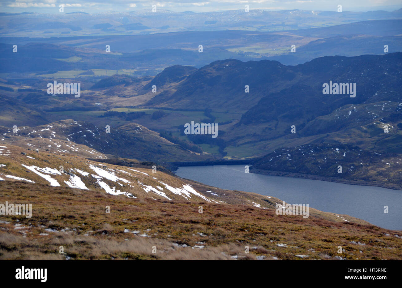 Guardando verso il Loch Lednock dalla vetta della montagna scozzese Corbett Creag Uchdag in Glen Lednock, Highlands scozzesi, Foto Stock