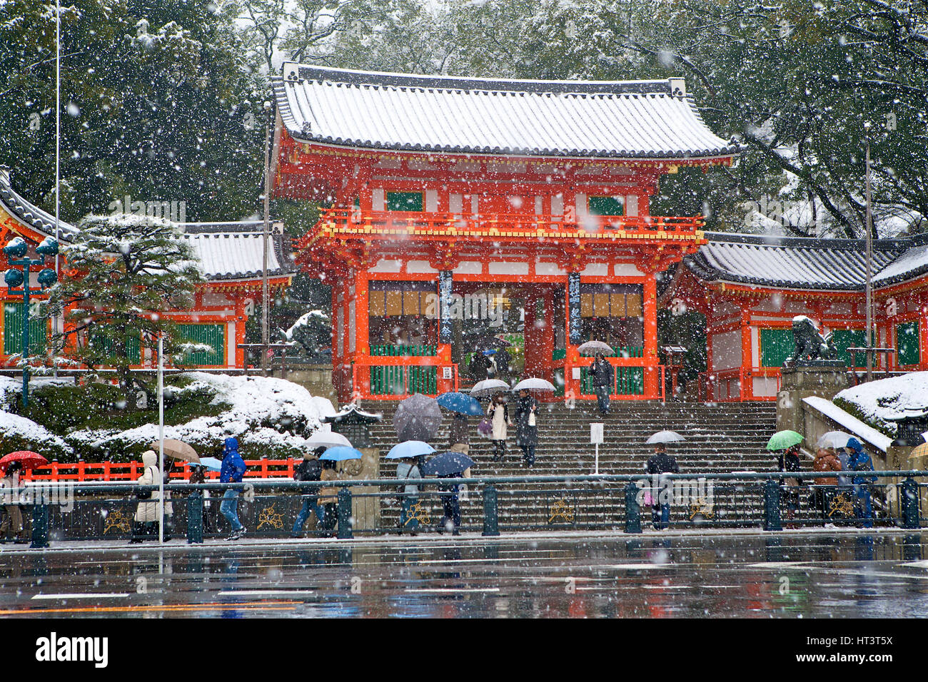 Tempesta di neve a Yasaka sacrario scintoista a Kyoto in Giappone. Foto Stock