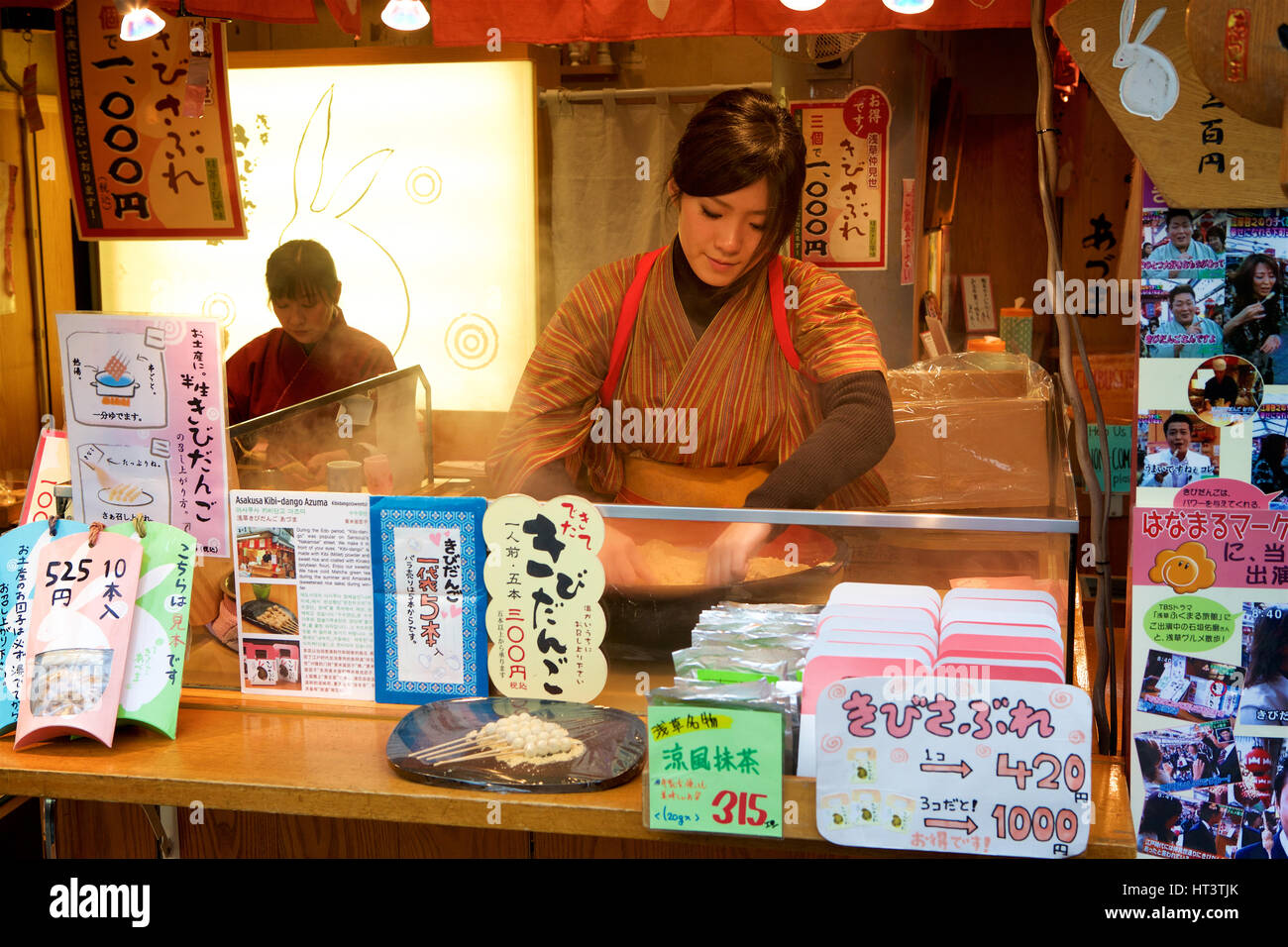 Sensoji di Asakusa tempio buddista, Tokyo, Giappone.giovane donna in abito tradizionale prepara il cibo in una fase di stallo. Foto Stock