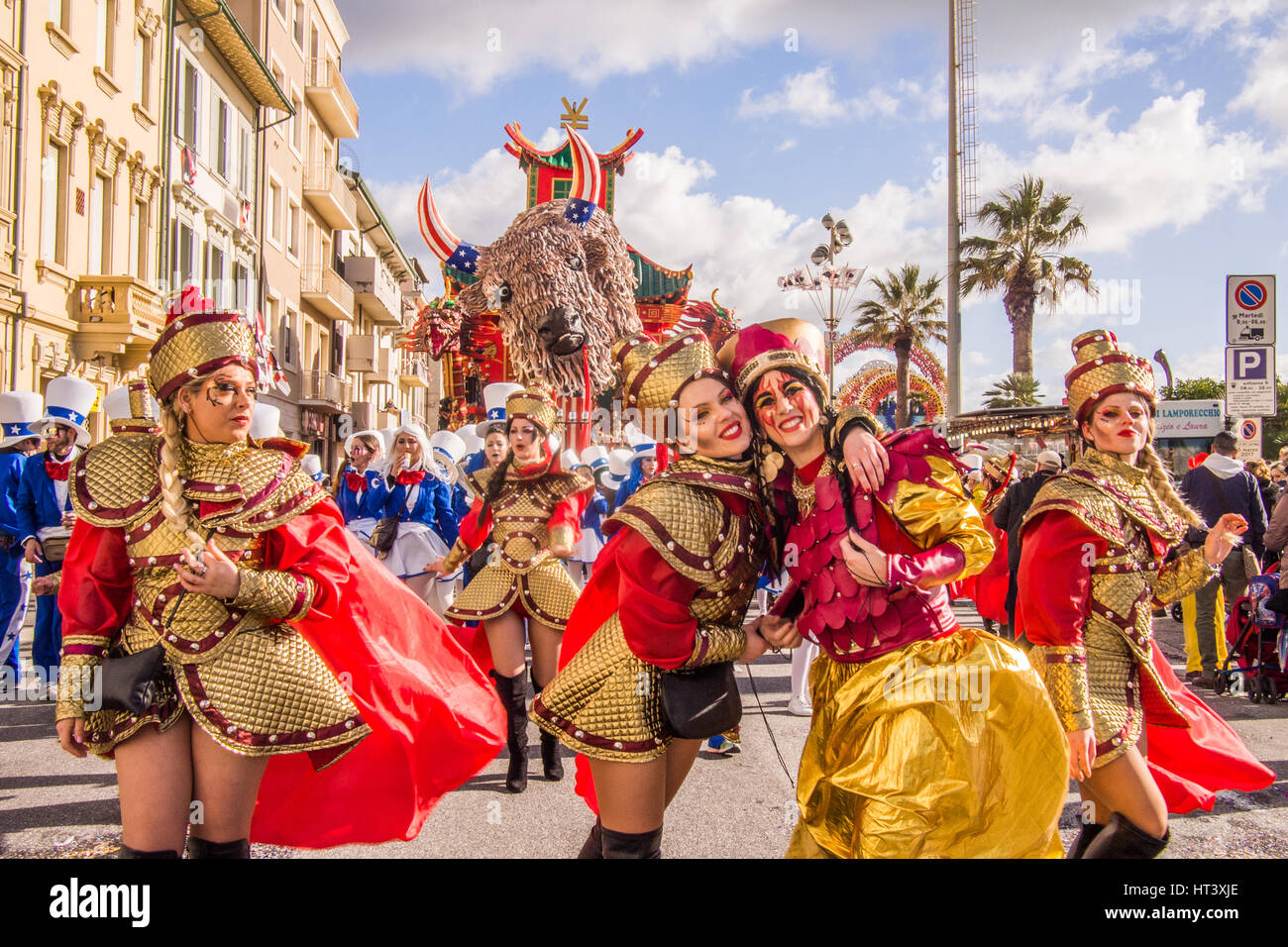 I partecipanti si abbracciano durante la sfilata del Carnevale di Viareggio in provincia di Lucca, Toscana, Italia. Foto Stock