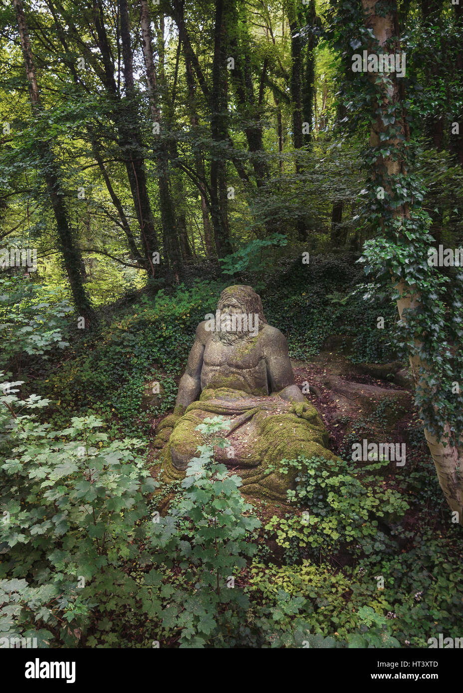 Landgraaf, Paesi Bassi - Luglio 12, 2016: Statua di Zeus in folies foresta del Parc Mondo Verde. Foto Stock