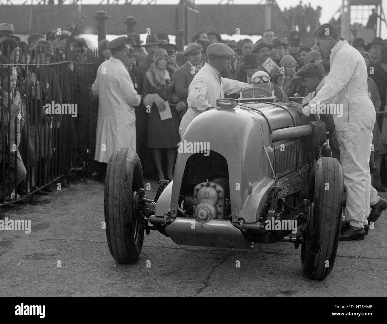 Bentley monoposto di Tim Birkin, vincitore di una gara in una riunione di BARC, Brooklands, 1930. Artista: Bill Brunell. Foto Stock