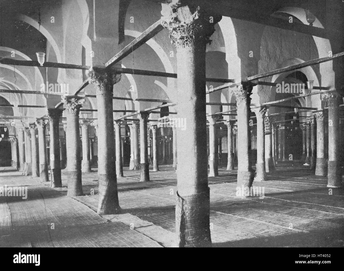 "Kairouan. Interno della Grande Moschea', C1913. Artista: Charles JS Makin. Foto Stock