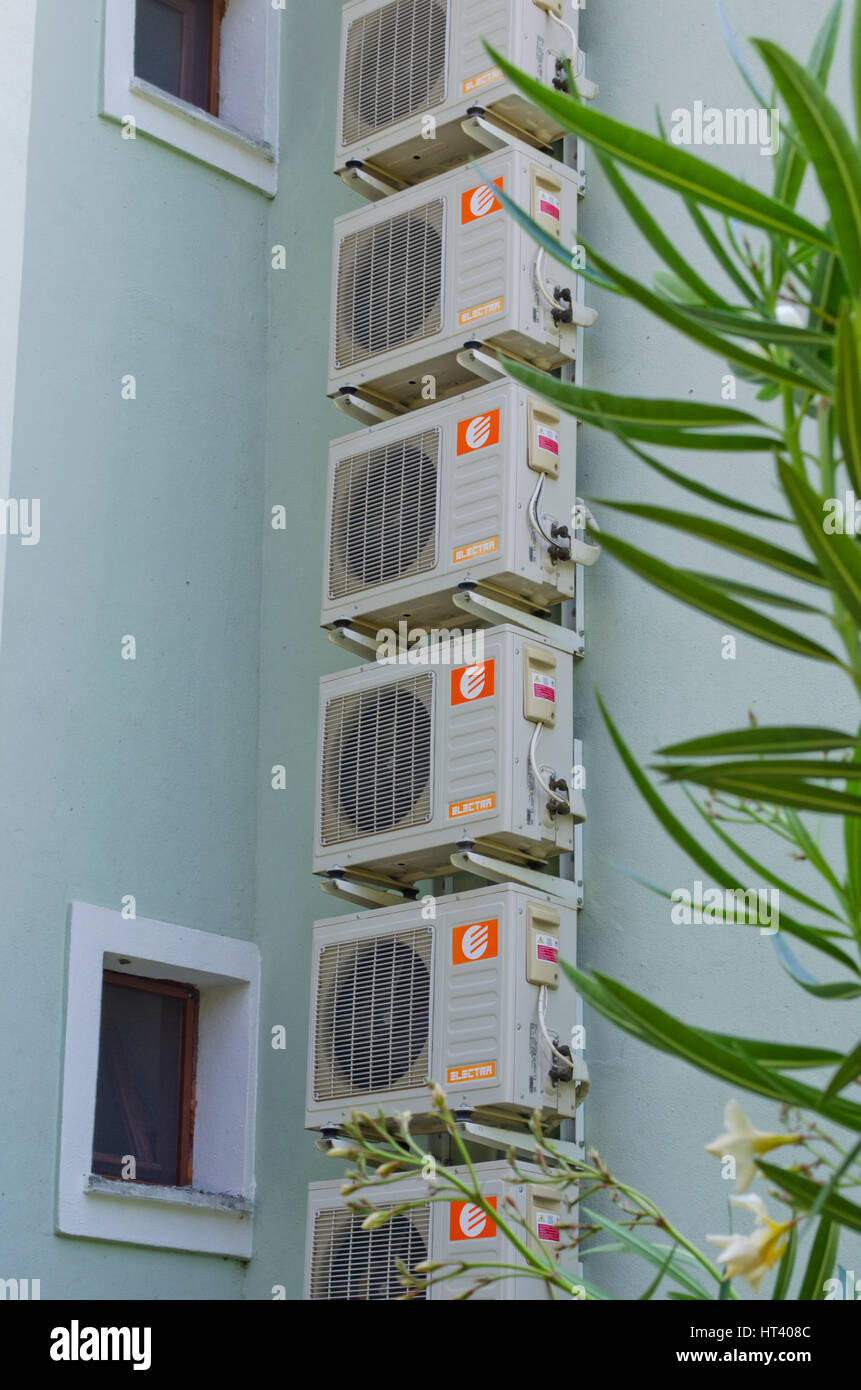 Unità di aria condizionata impilati uno sopra l'altro sull'esterno di un edificio hotel parete in Turchia, Asia Foto Stock