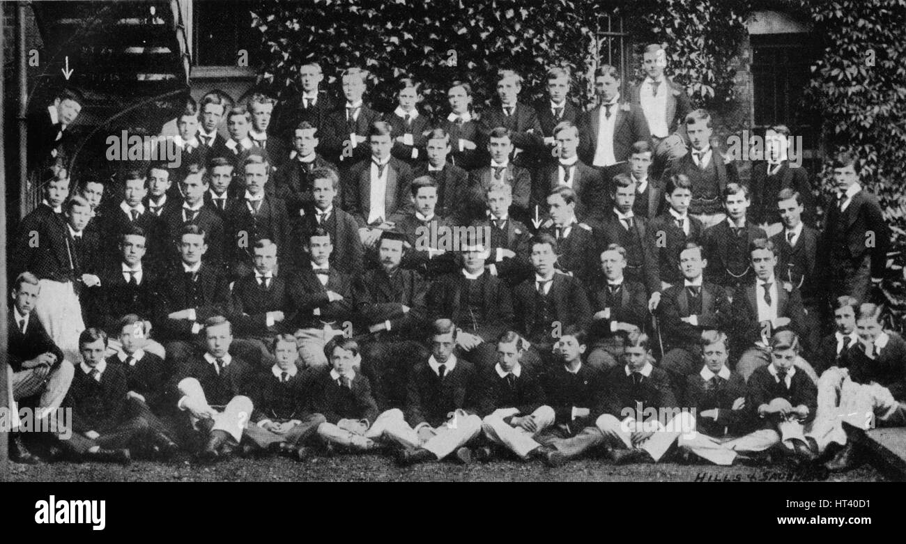 Winston Churchill in una fotografia di gruppo a scuola di Harrow, c1889, (1945). Artista: sconosciuto. Foto Stock