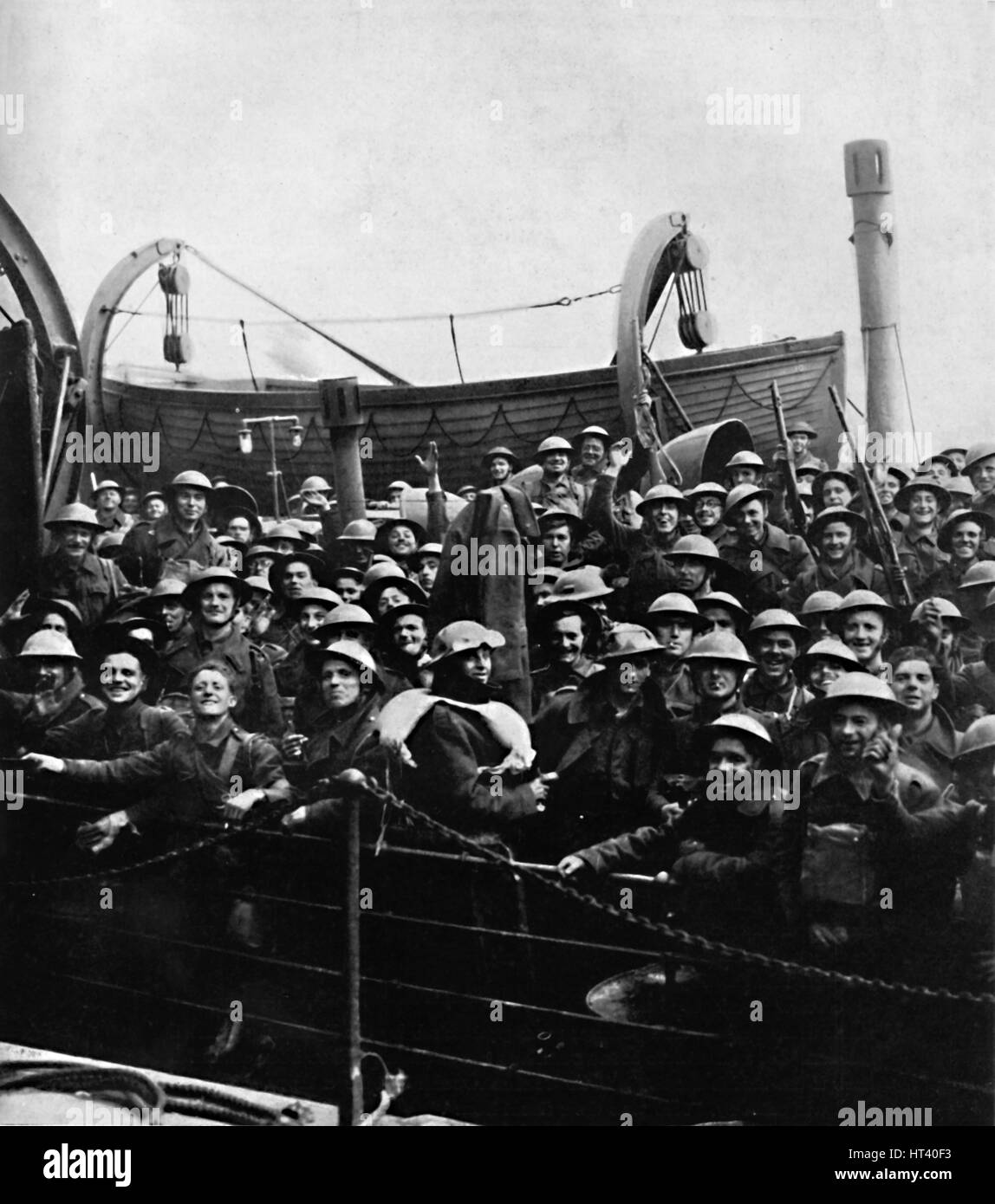 Una barca di soldati liberati da Dunkirk, 1940, (1945) artista: sconosciuto. Foto Stock