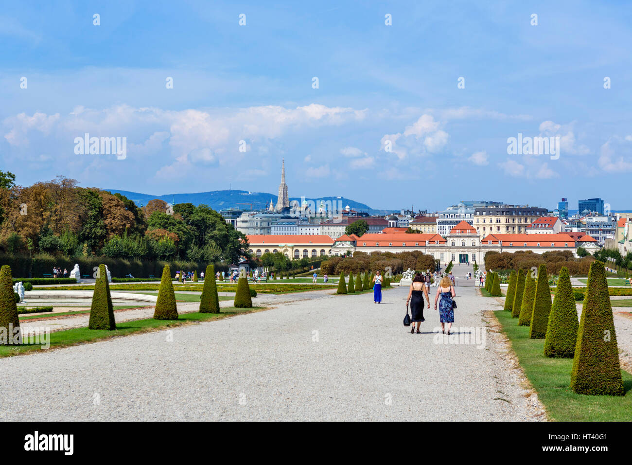 Vienna, Belvedere. Vista sui giardini dalla Oberes Belvedere (Belvedere Superiore) a Unteres Belvedere (inferiore al Belvedere) e dello skyline della città di Vienna, Austria. Foto Stock