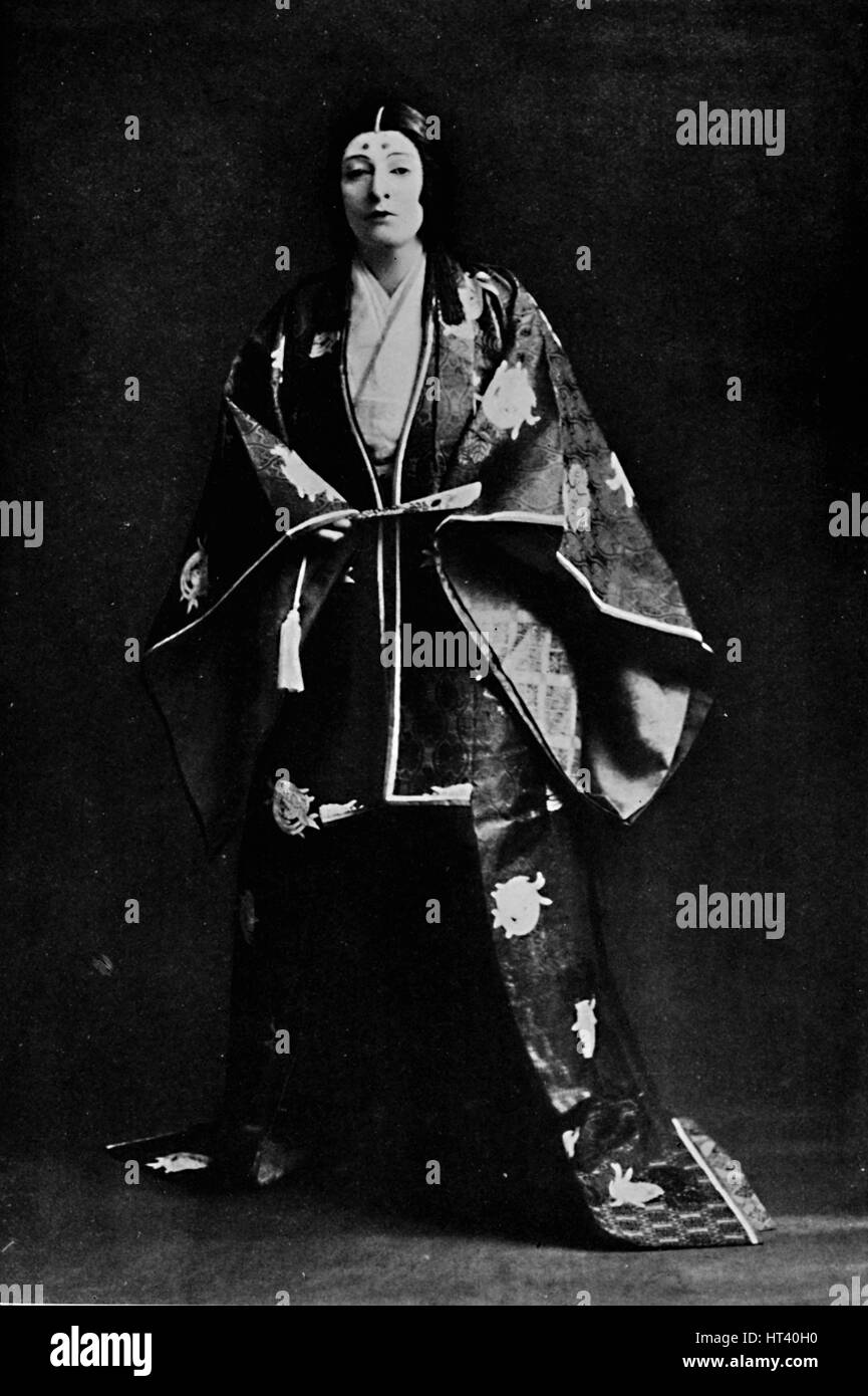 'MRS. Charles Burnett in una quattrocentesca corte giapponese del costume. La sig.ra Burnett's poesie scritte in Japa Artista: Julian Leonard Street. Foto Stock