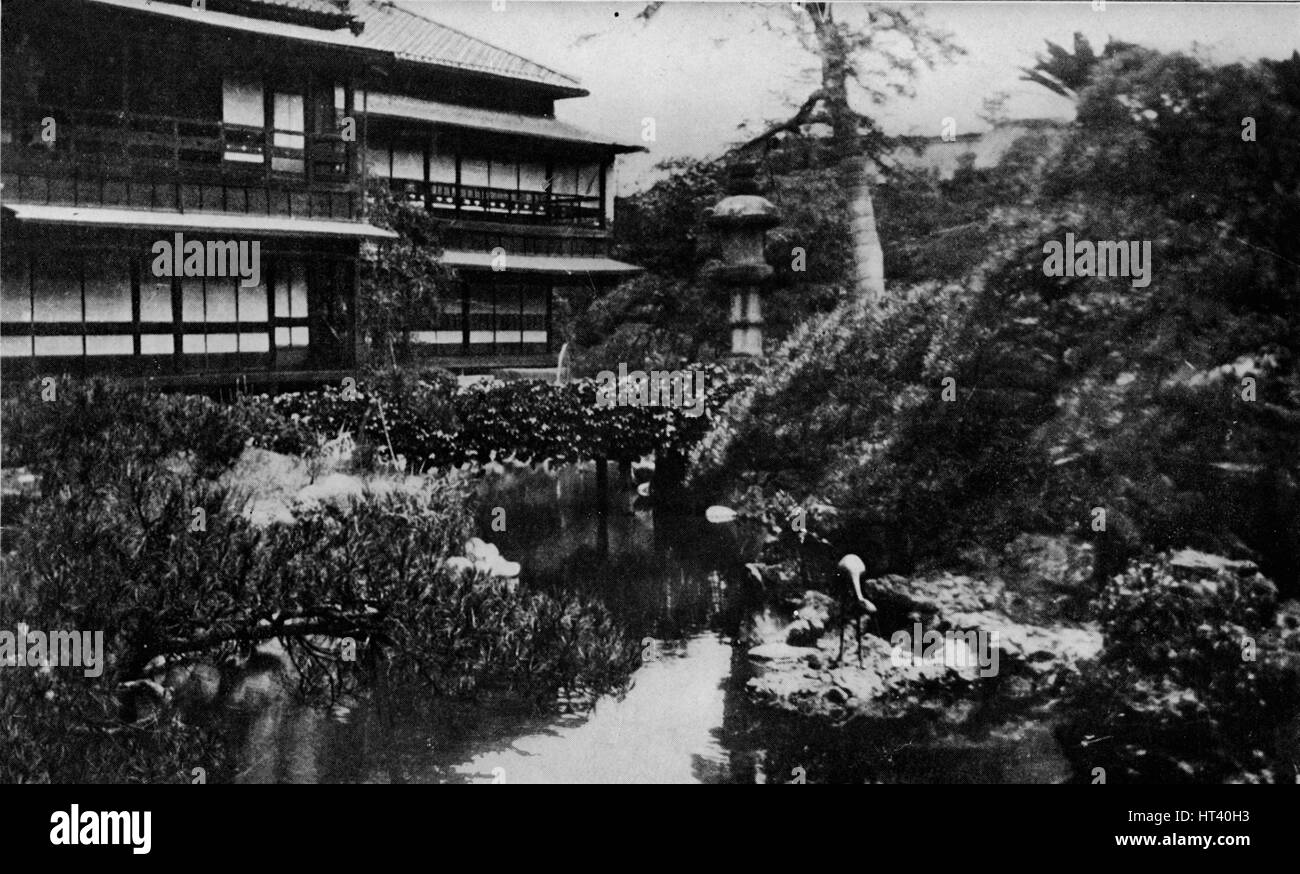 'Un tea-house garden, Tokyo. Di giardinaggio con il tema delle origini vulcaniche', c1900, (1921). Artista: Julian Leonard Street. Foto Stock