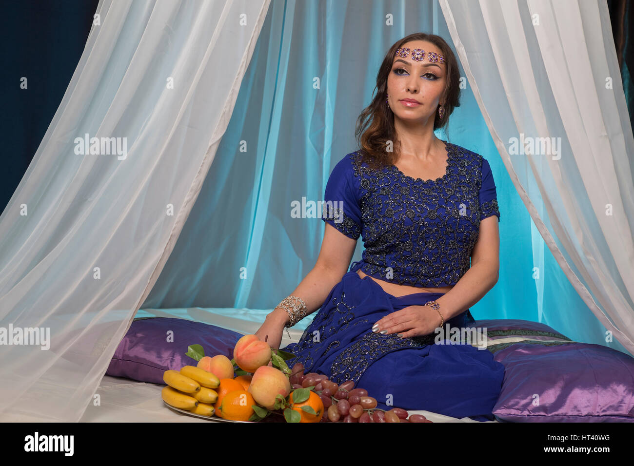 Ragazza orientale in camera da letto. Foto Stock