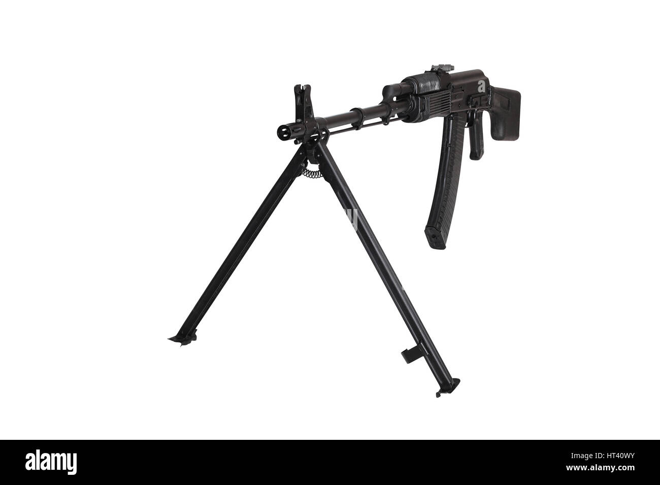 Arma - Una chiusura nero fucile da assalto su un bipiede su uno sfondo bianco. Essa è isolata, il lavoratore di percorsi è presente. Foto Stock