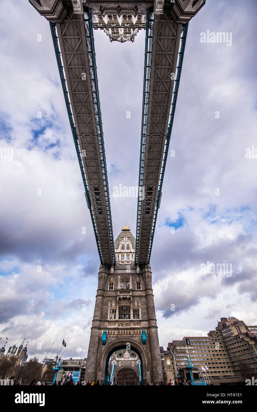 Passerelle e torri del Tower Bridge sul Tamigi a Londra, Regno Unito Foto Stock