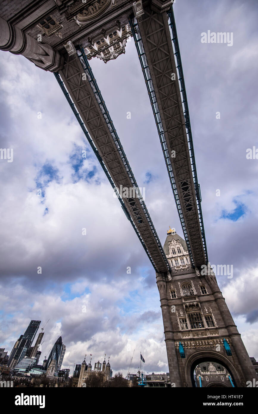 Passerelle e torri del Tower Bridge sul Tamigi a Londra, Regno Unito Foto Stock