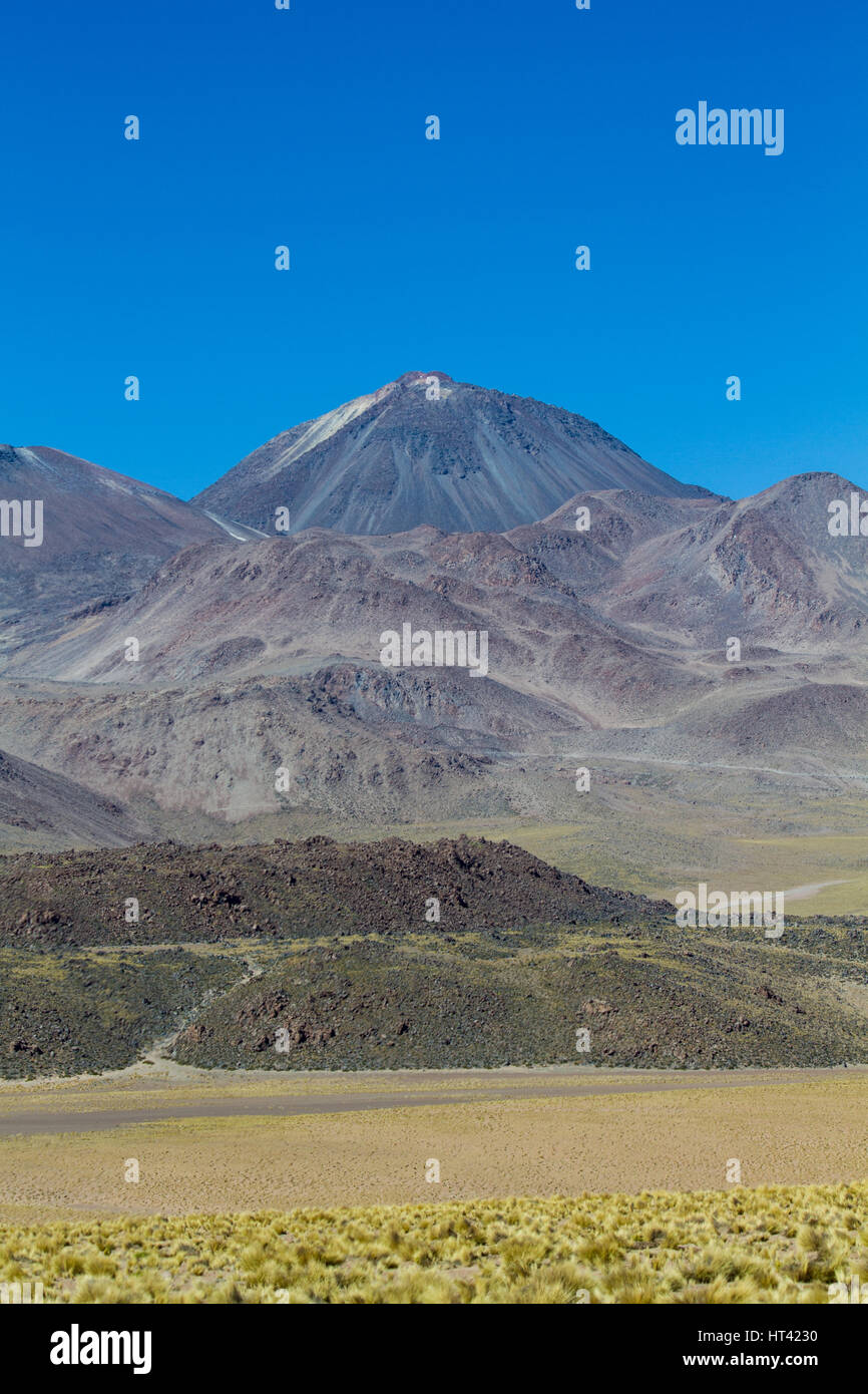 Strada di ghiaia nel paesaggio andino. Posizione: tra San Pedro de Atacama e El Tatio geysir campo, Atacama, nord del Cile Foto Stock Strada di ghiaia nel paesaggio andino. Posizione: tra San Pedro de Atacama e El Tatio geysir campo, Atacama, nord del Cile Foto Stock