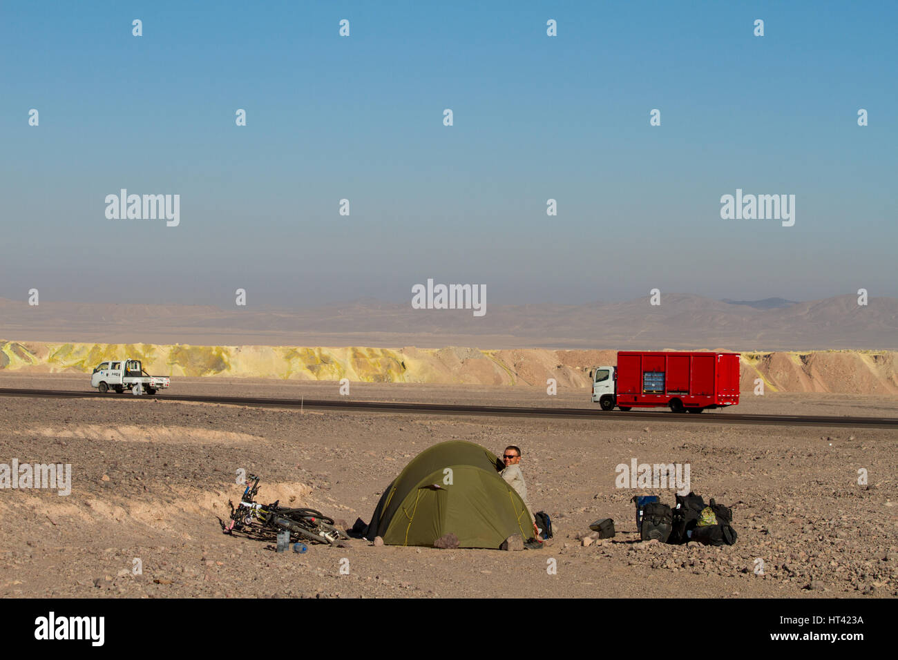 Camping sull'altro lato della Panamerican Highway da un enorme miniera di rame, Atacama, Cile Foto Stock