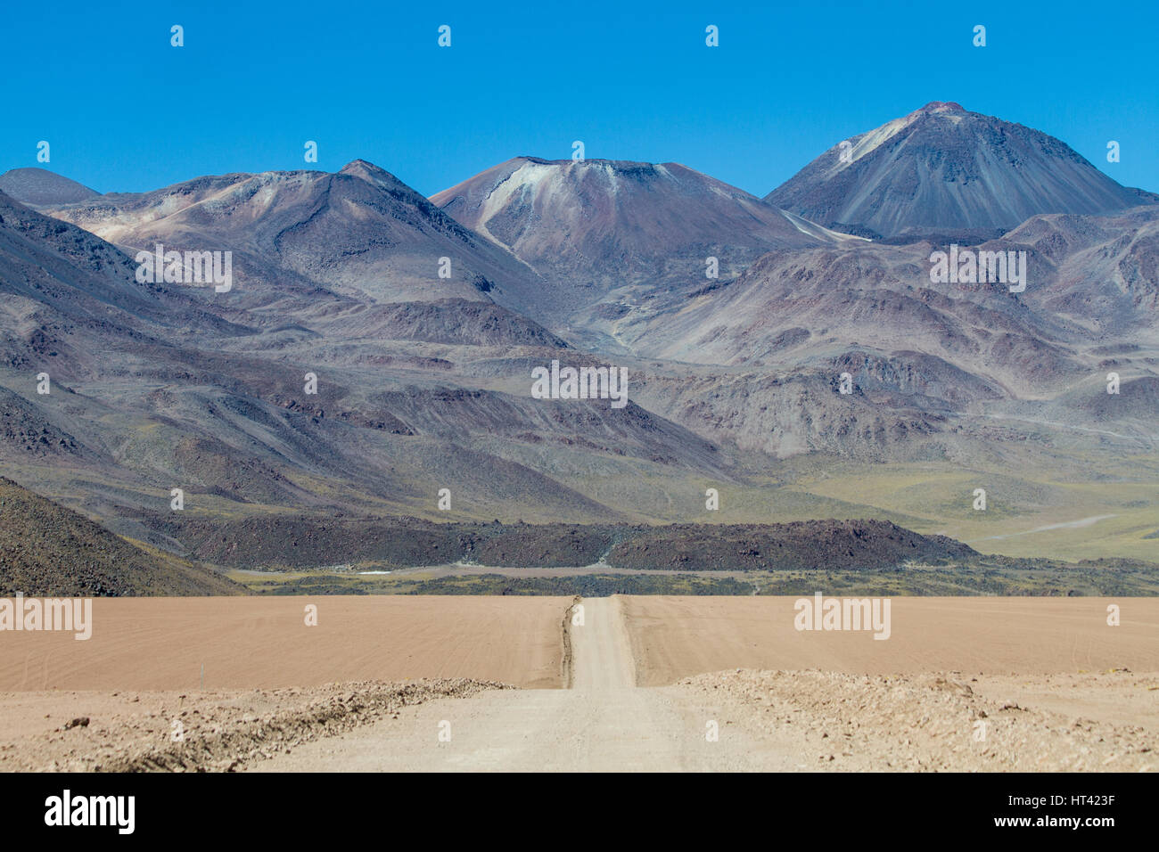 Strada di ghiaia nel paesaggio andino. Posizione: tra San Pedro de Atacama e El Tatio geysir campo, Atacama, nord del Cile Foto Stock Strada di ghiaia nel paesaggio andino. Posizione: tra San Pedro de Atacama e El Tatio geysir campo, Atacama, nord del Cile Foto Stock