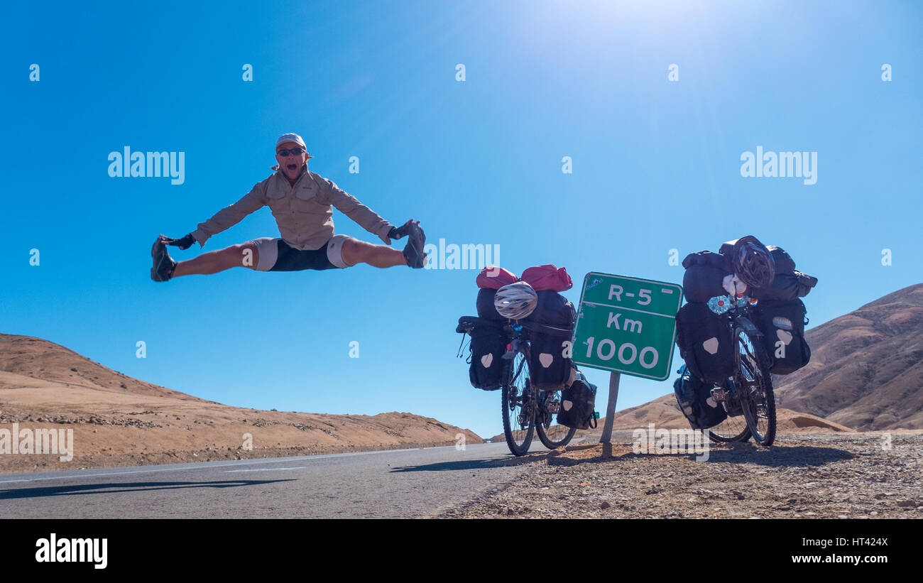 Ciclista jumping, Atacama, Cile Foto Stock